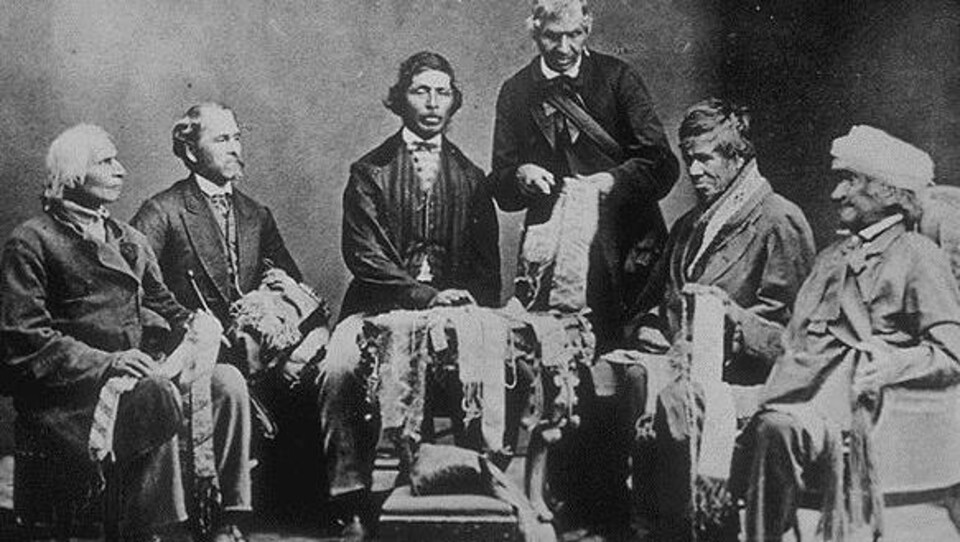 Chefs haudenosaunee [iroquois] des Six Nations expliquant les colliers de wampums qu’ils conservent en 1871 