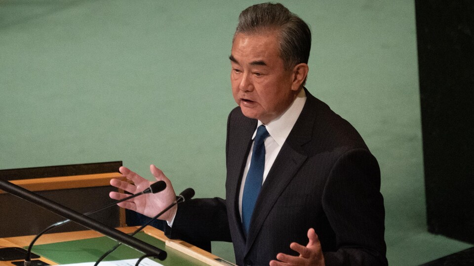 Le ministre chinois des Affaires étrangères, Wang Yi, livre un discours à la tribune de l'Assemblée générale de l'ONU.