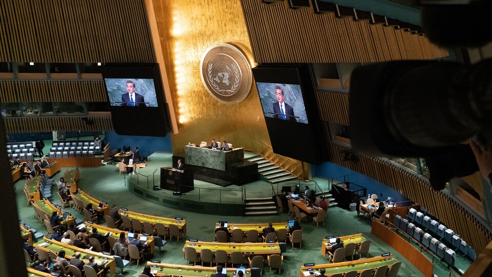 Le ministre des Affaires étrangères chinois, Wang Yi, vu de loin, livre un discours à l'Assemblée générale de l'ONU.