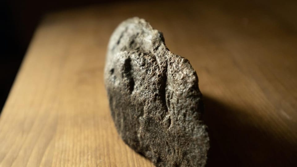 Petite pierre, taillée sur la longueur, avec les bords effilés.