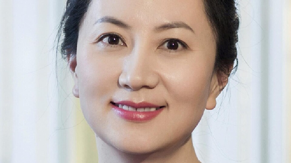 Une femme asiatique portant un vêtement bleu.