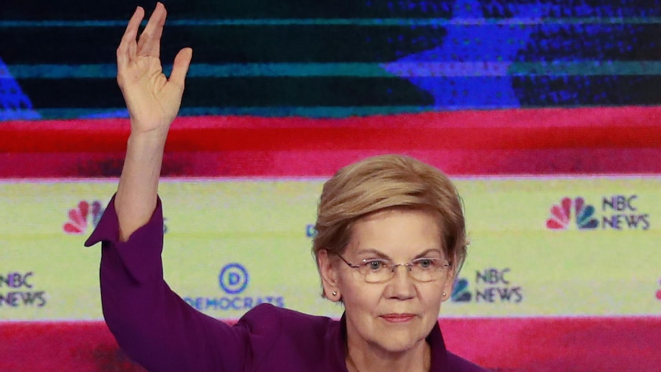 Elizabeth Warren. levant la main.