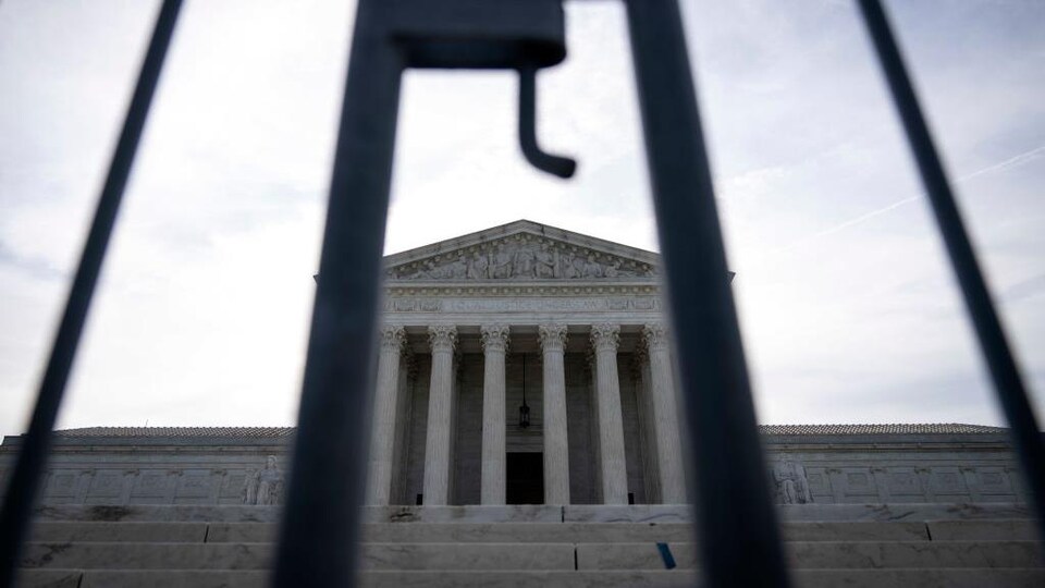 La bâtisse de la Cour suprême des États-Unis, derrière les barreaux d'une clôture.
