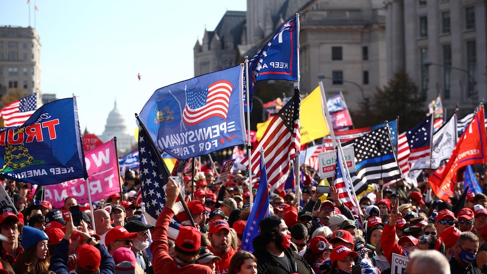 Des manifestants pro-Trump agitant des drapeaux.