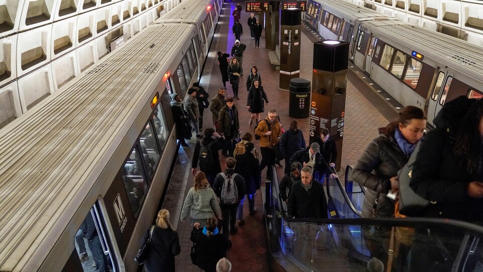 Des usagers du métro de Washington descendent de la rame.
