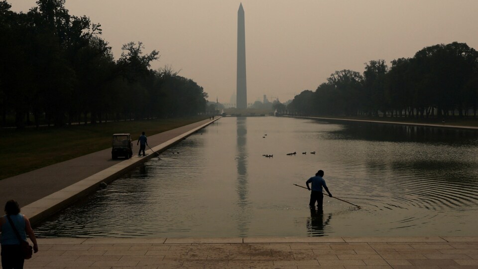 Le Washington Monument sous un ciel opaque.