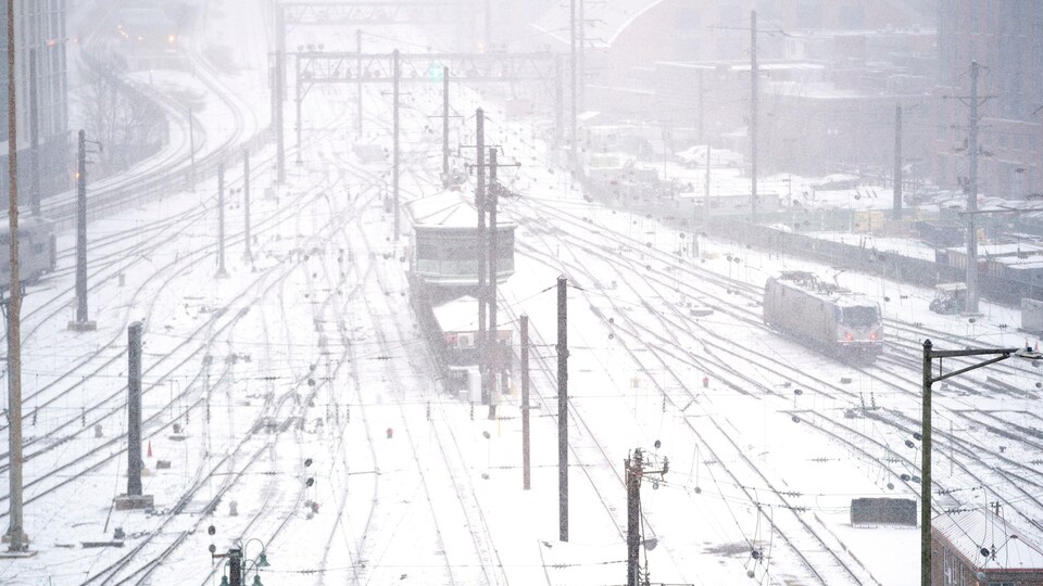 Les voies ferrées de la gare Union Station à Washington sont couvertes de neige.