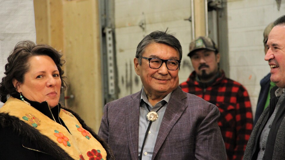 La cheffe de Waswanipi, Irene Neeposh, était là aux côtés de Paul Gull, le président du conseil d'administration de Bois d'œuvre cri - Cree Lumber.