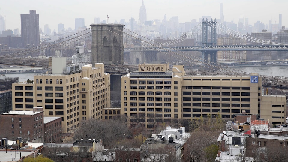 Vue panoramique du complexe de plusieurs étages, avec Manhattan en arrière-plan.