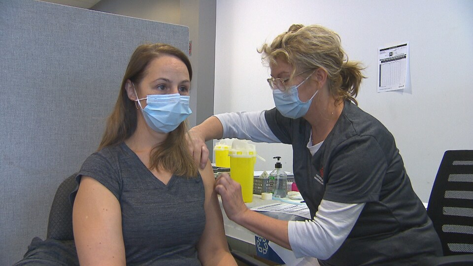 Une femme reçoit son vaccin.
