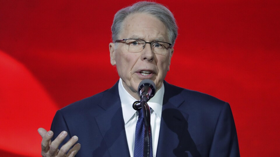 Wayne LaPierre parle sur un fond rouge.