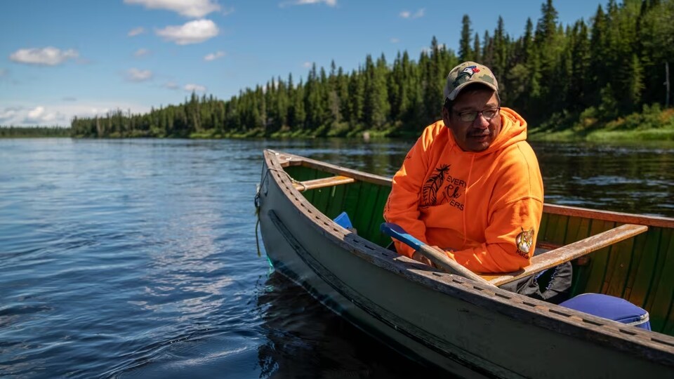 Wayne Moonias sur un canot dans un lac. 