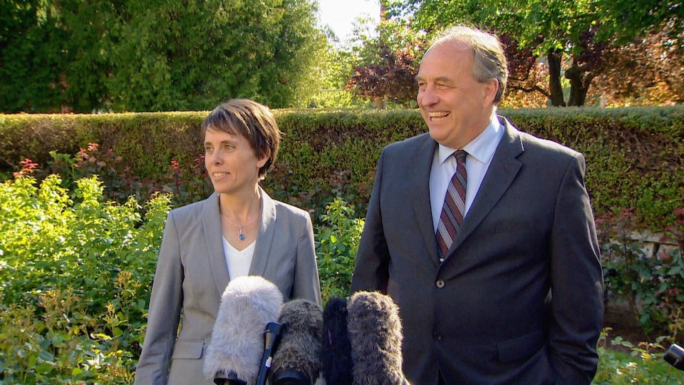 La députée du parti vert Sonia Furstenau (à gauche) et l'ancien chef Andrew Weaver répondent aux questions des médias à Victoria, en Colombie-Britannique.
