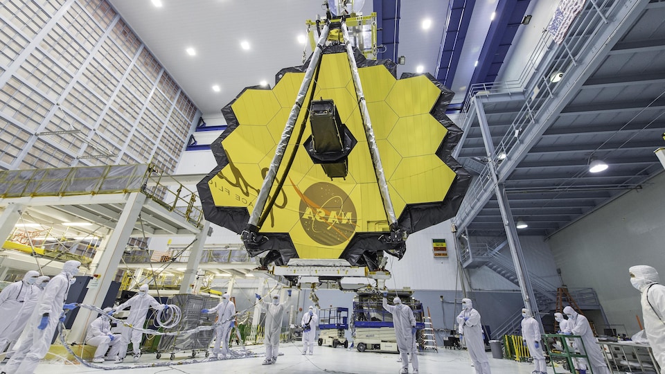 Le miroir et ses 18 segments lors de sa préparation au Goddard Space Flight Center de la NASA.