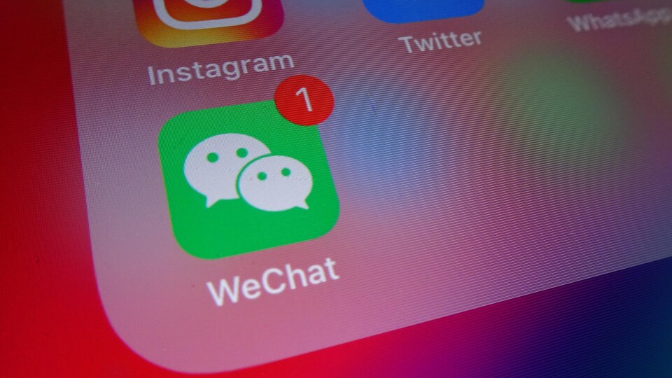 Logo vert de l'application WeChat montrant deux bulles de discussions avec des yeux. 