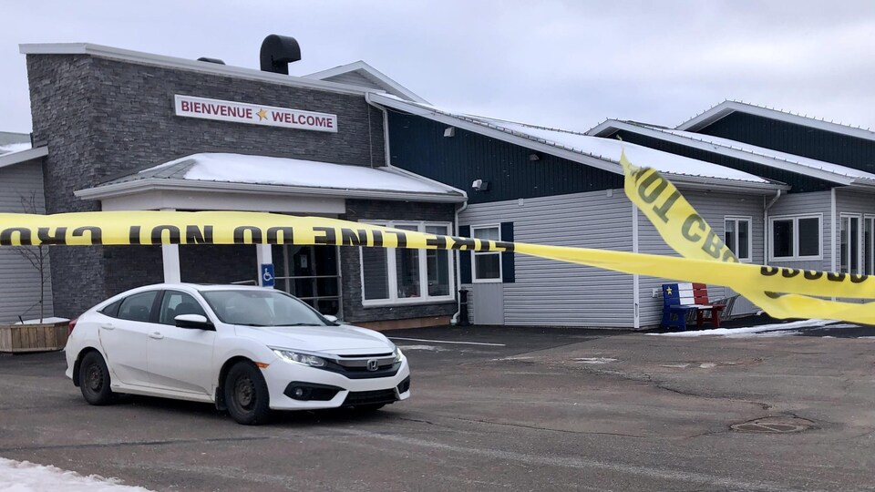 Un cordon policier entoure le bâtiment.