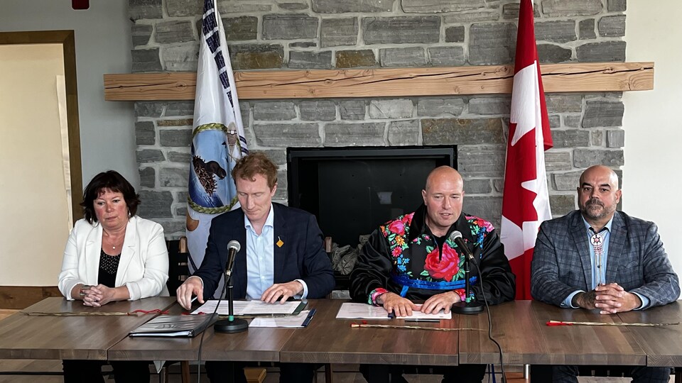 Le grand chef Rémy Vincent, le ministre Marc Miller et leurs représentants, en conférence de presse. 