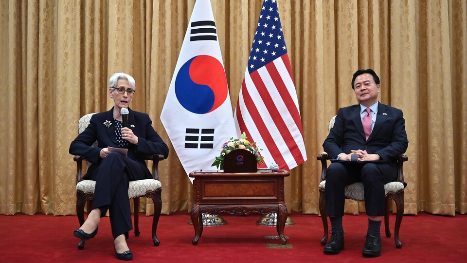 Wendy Sherman with Cho Hyun-dong.