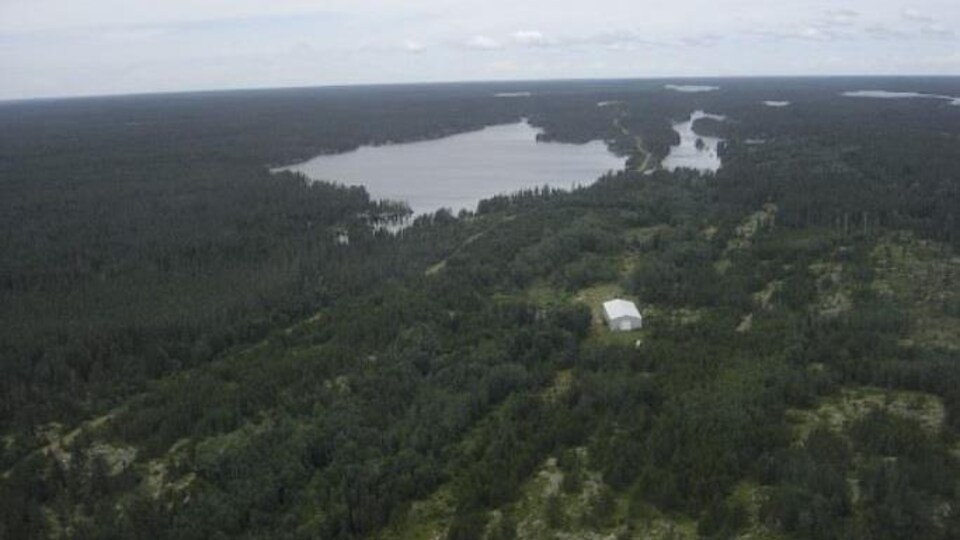 Le projet minier de cobalt Werner Lake est situé à environ 80 kilomètres au nord de Kenora, près de la frontière manitobaine.