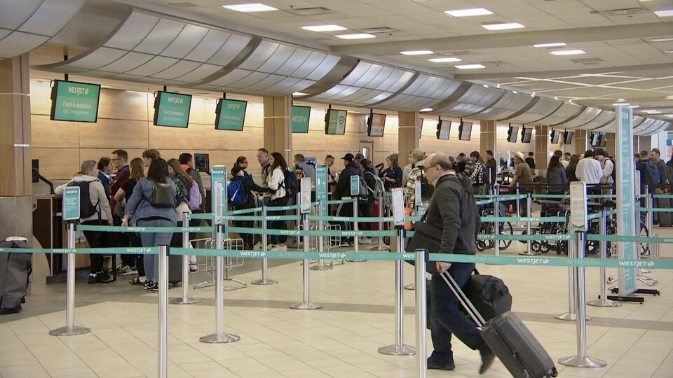 Les guichets d'enregistrement de WestJet à l'aéroport de Regina, en Saskatchewan, le 17 février 2023.