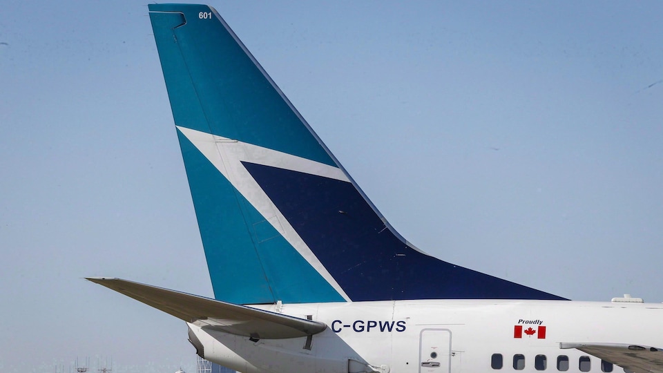 La queue d'un avion WestJet posé à l'aéroport de Calgary.