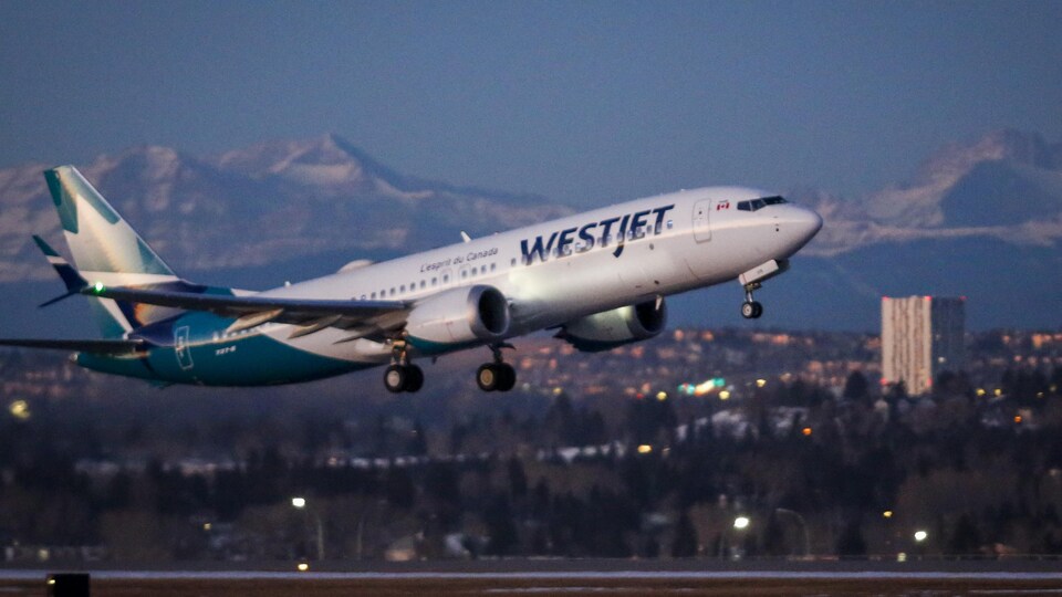 Un avion de la compagnie WestJet décolle.