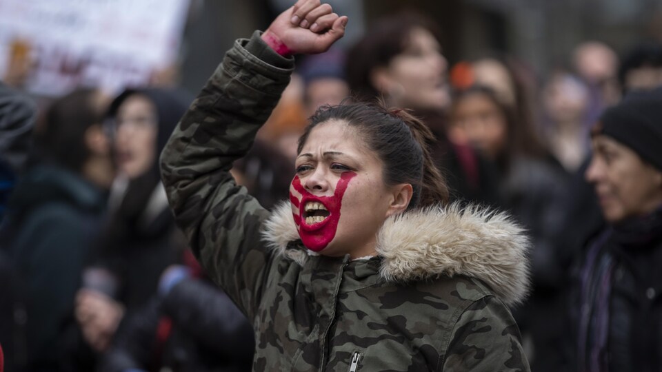 Une manifestante maquillée aux couleurs des Wet'suwet'en.
