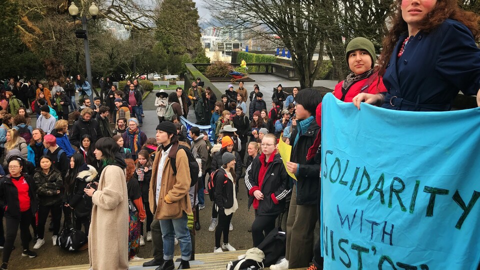 Manifestation étudiante en soutien aux chefs héréditaires Wet'Suwet'en à Vancouver qui s'opposent à la construction du pipeline Coastal Gaslink sur leur territoire.