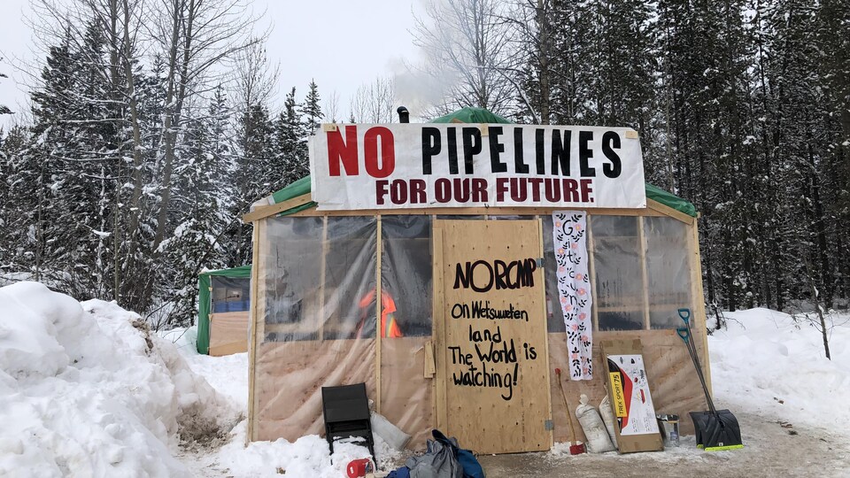Un campement en opposition au projet de pipeline Coastal GasLink.
