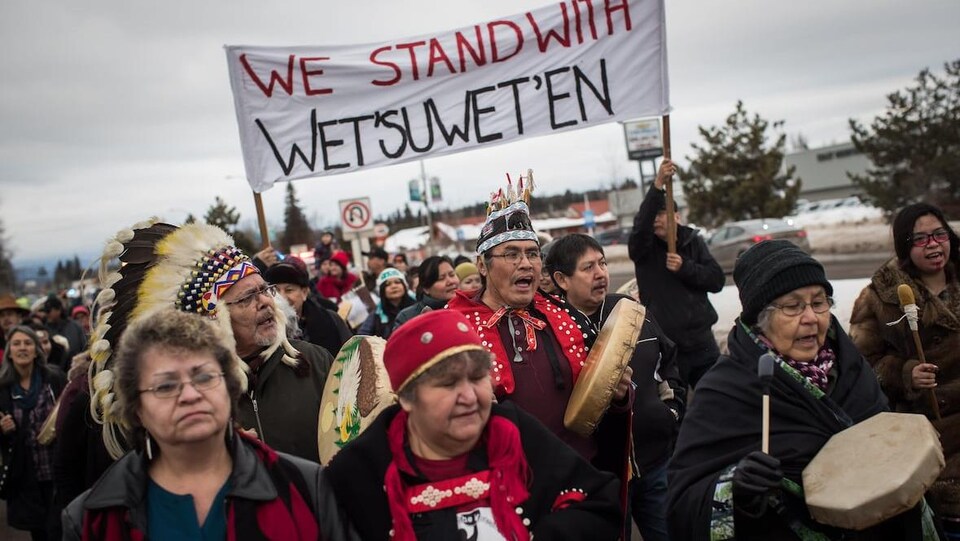 Le chef héréditaire Ronnie West, au centre, en compagnie d'autres manifestants lors d'une marche de solidarité envers la Nation Wet'suwet'en, à Smithers, en C.-B.
