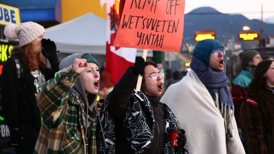 Des manifestants occupent un port de Vancouver.