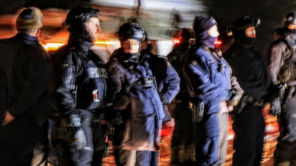 Des policiers, la nuit.