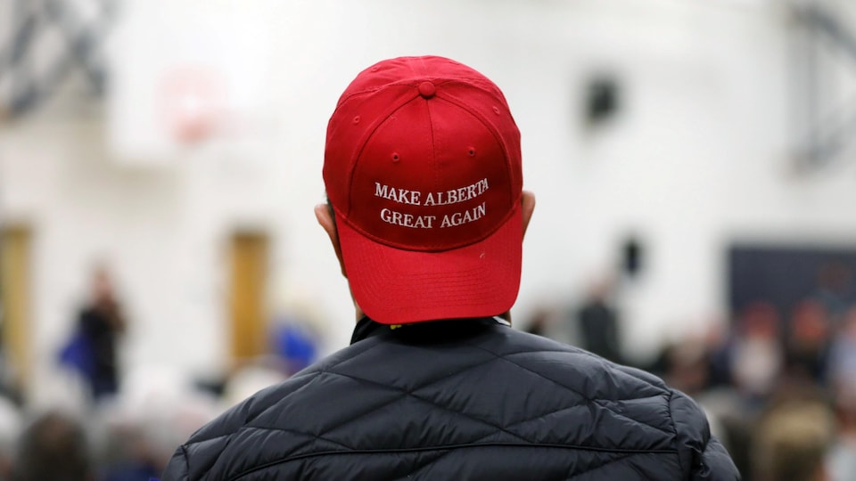 Un partisan du Wexit porte une casquette sur laquelle on peut lire le slogan « Make Alberta Great Again ». 