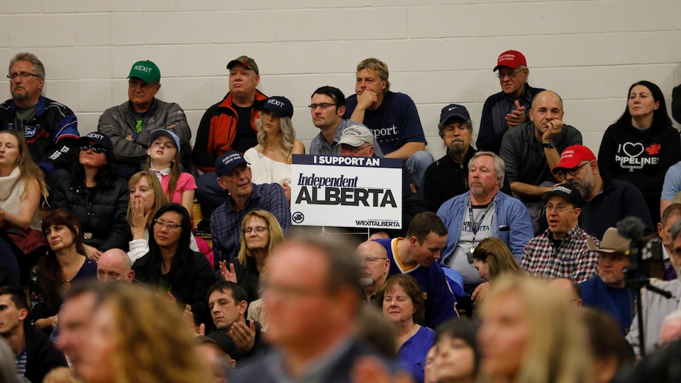 Des partisans du Wexit assis lors d'un rassemblement à Calgary. 