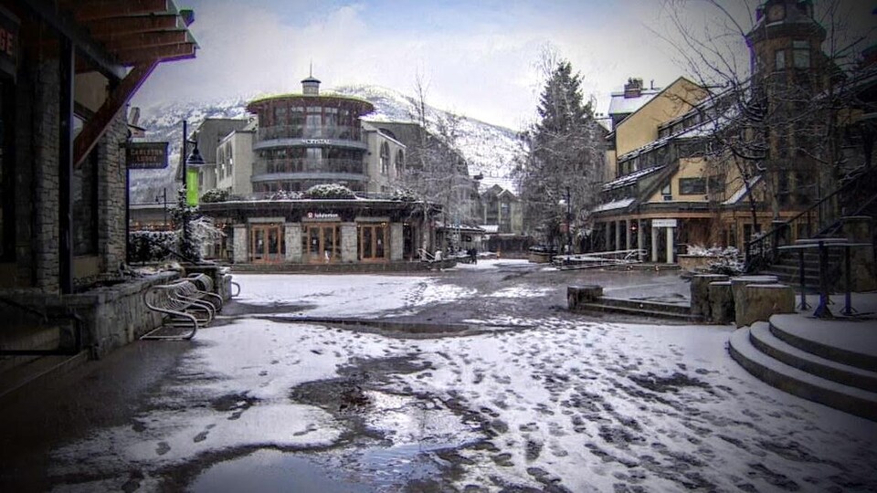 Le village de Whistler, en C.-B., désert.
