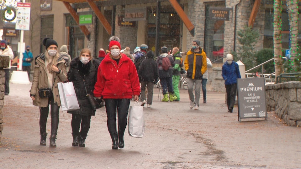 Des piétons déambulent dans une rue du centre-ville de Whistler.