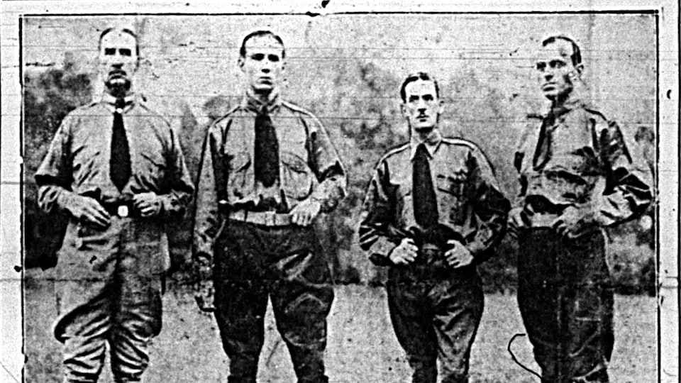 Photo d'archive où se trouvent quatre hommes, ayant l'air d'officiers, dont William Whittaker. 