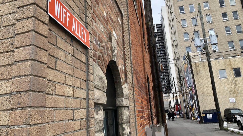 Ruelle avec une pancarte où il est écrit WIFF ALLEY