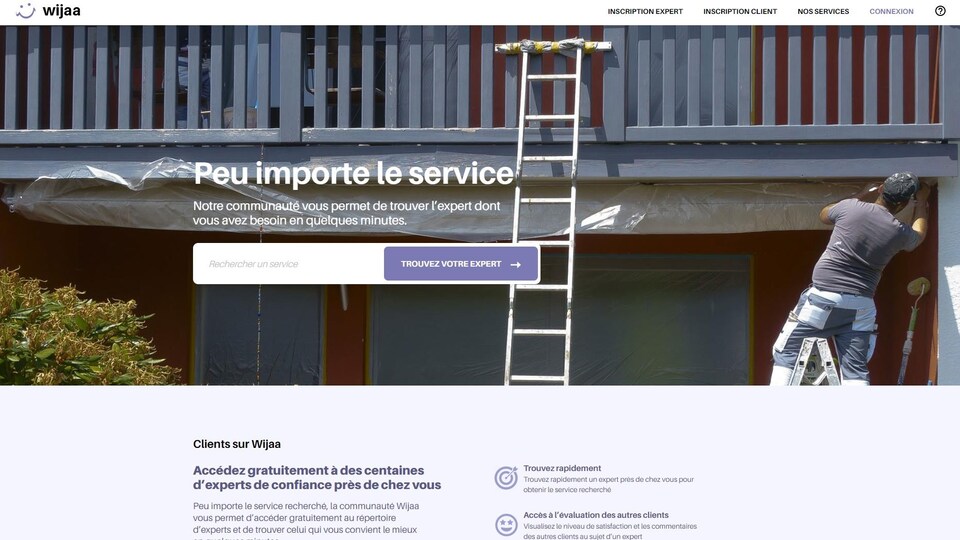 Page d'accueil du site web où l'on voit un travailleur réparer une toiture.