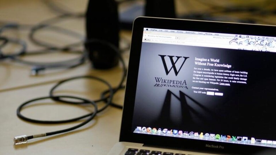 Un écran d'ordinateur qui affiche un site de Wikipédia 