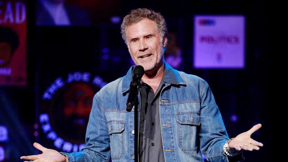 Will Ferrell parle dans un micro sur scène.