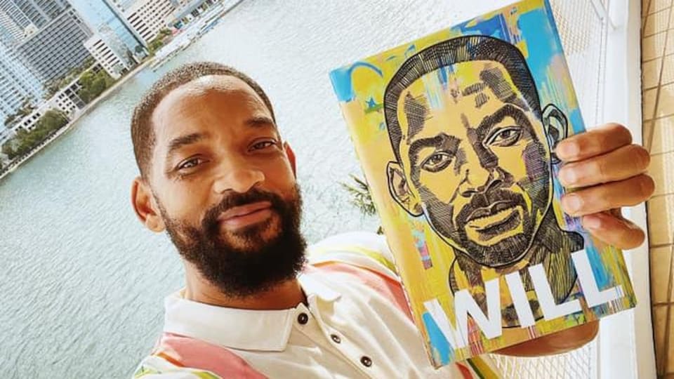 Will Smith pose avec son livre.