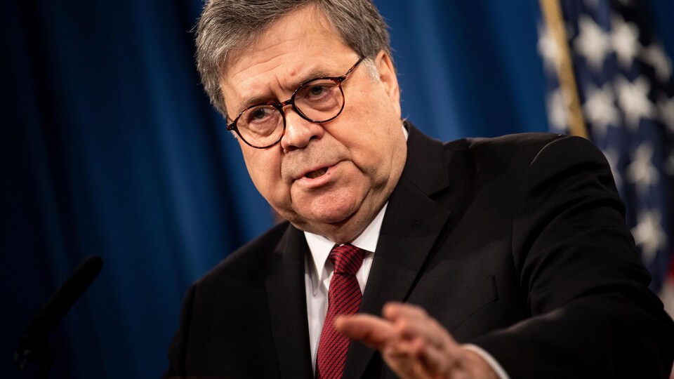 Gros plan de WIlliam Barr en conférence de presse.