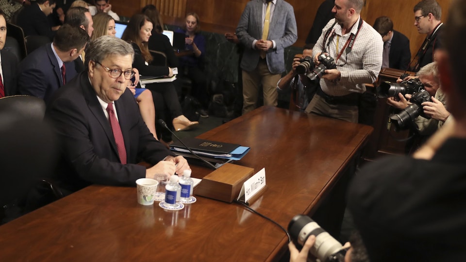 William Barr, se préparant à témoigner devant des sénateurs.