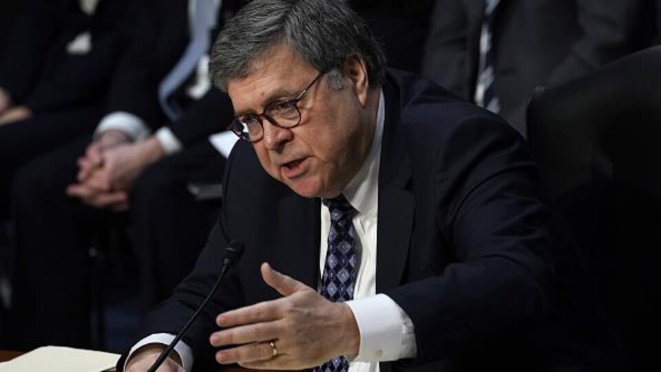 William Barr, témoignant devant des sénateurs.