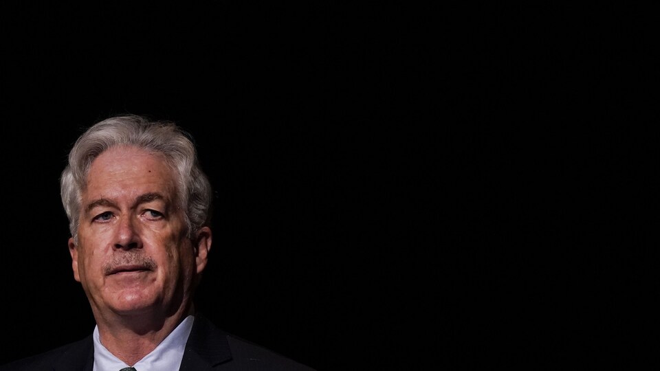 William Burns prend la parole lors d'une conférence.
