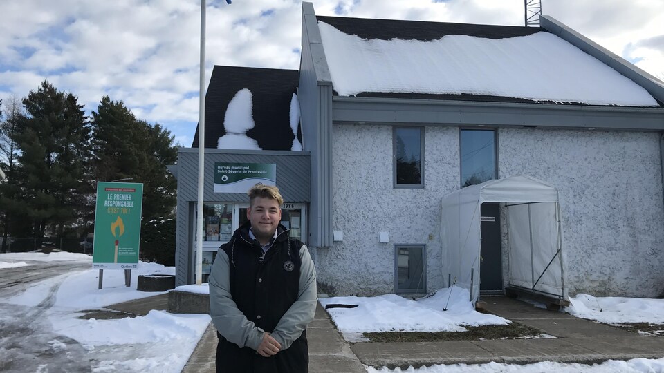 William Guillemette devant la Mairie de Saint-Séverin de Proulxville.