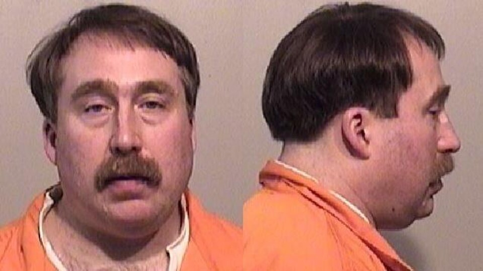 Photo de face et de profil du suspect vêtu d'une combinaison de prison orange.