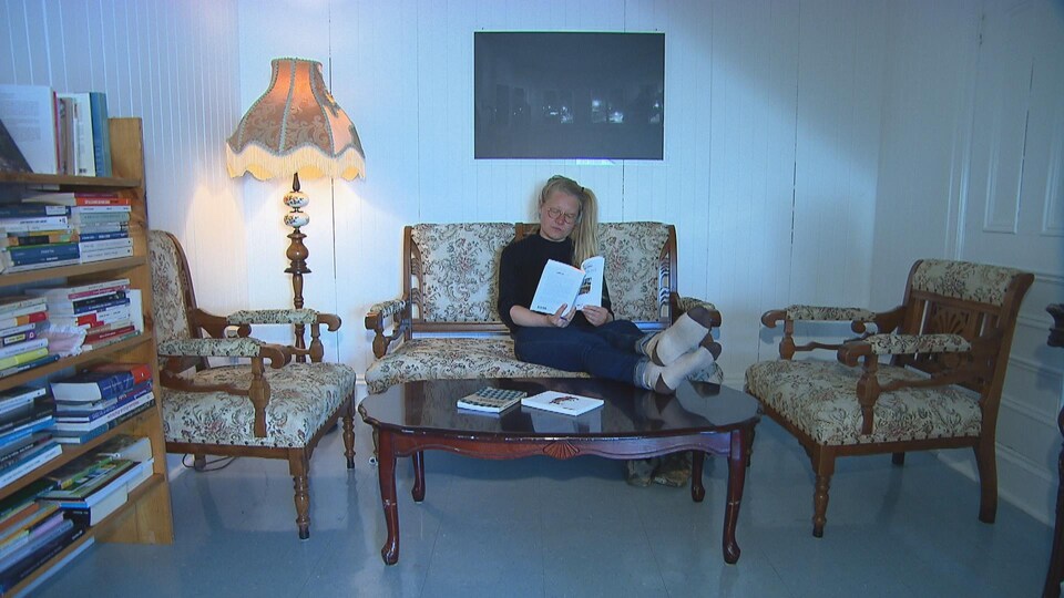 Wina Forget lit un livre au Château Landry.