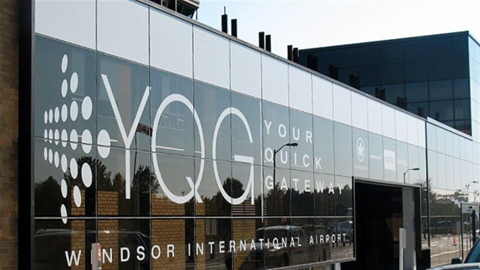 La façade d'un immeuble commercial.